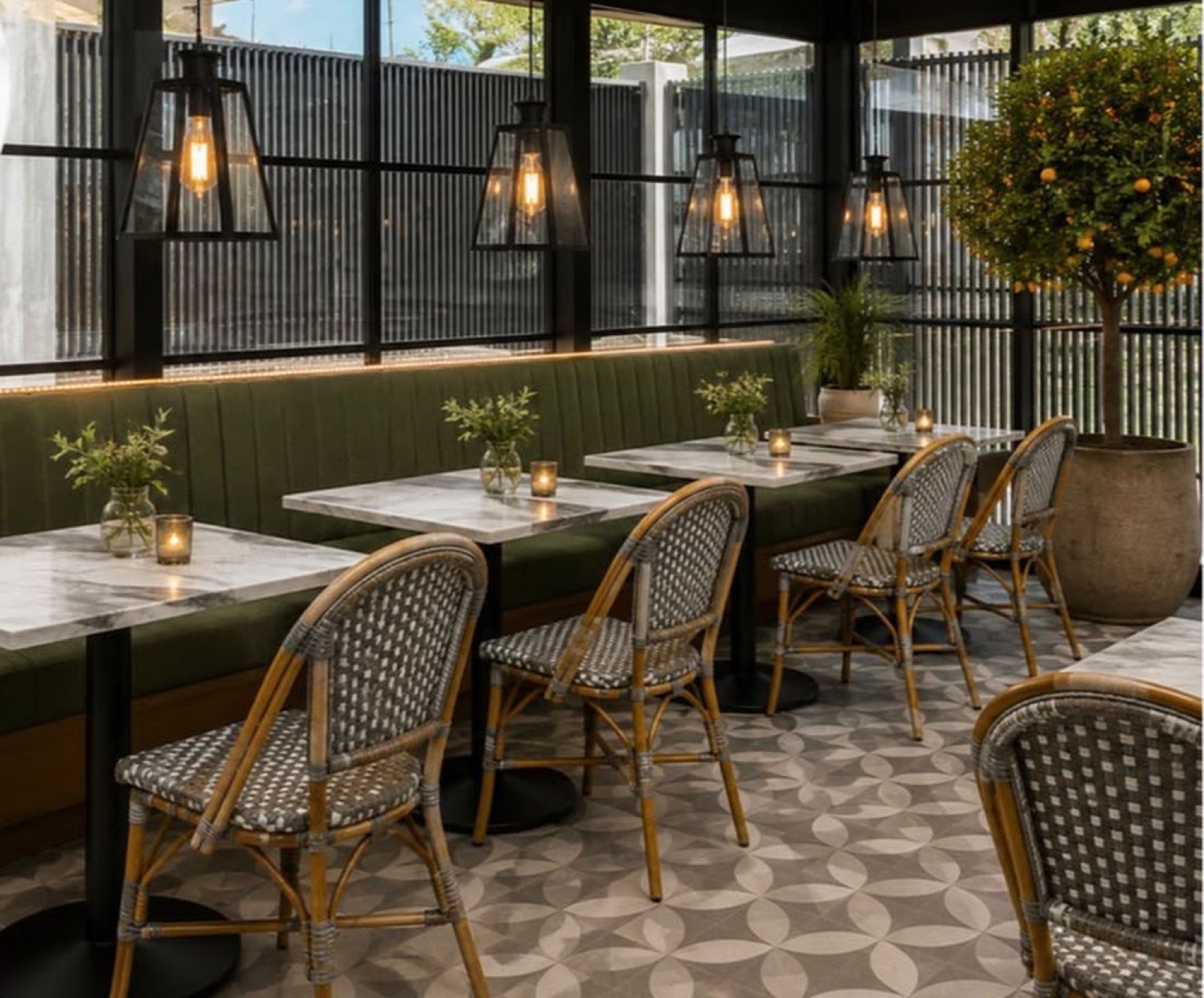 Interior de tienda Feelicia con banqueta verde y mesas de mármol